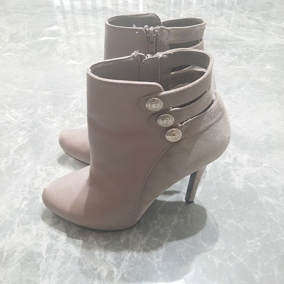 Guess Granee Grey Taupe Suede & Leather Button Accented High Heel Booties SZ 7 - Picture 4 of 8